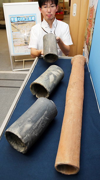 有年考古館で開催中の特別展「発掘された上水道」。一部の展示物は実際に触れることができる