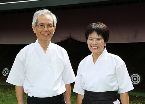 ねんりんピック弓道交流大会に出場する吉田昭親さん(左)と溝口幸代さん