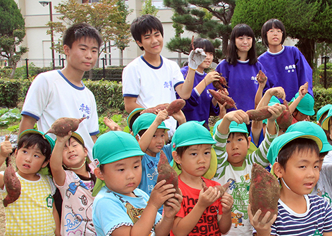 赤穂東中学校が尾崎幼稚園児を招いたイモ掘り体験