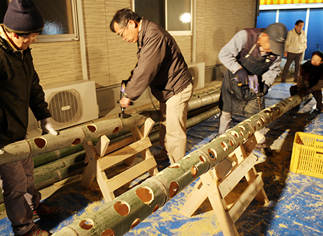 赤穂義士祭の前夜祭へ向けて行われている「竹あかり」の部材加工