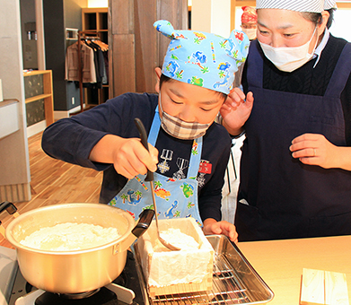 大豆が食品になる工程を体験した豆腐作り学習