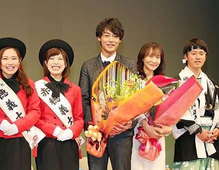 トークショー後に花束を贈られた福士誠治さん、諸田玲子さん＝右から２人目