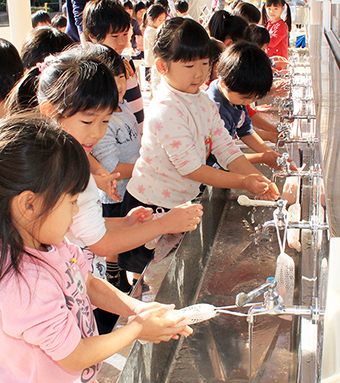 正しい手洗い方法を実習する園児たち