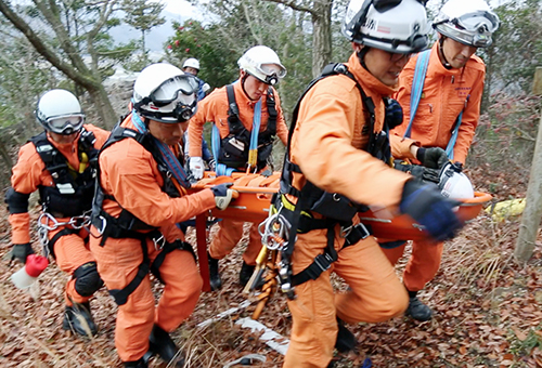 実践的に行われた山岳救助訓練