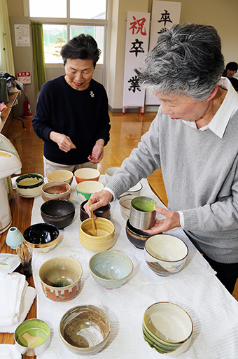 生徒に提供するためのお茶をたてる橋本晴美さん(右)と山本隆子さん