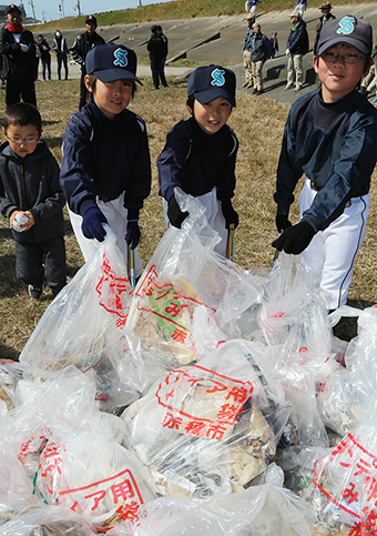 子どもたちも参加して行われた千種川清掃