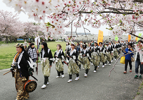 女人義士行列が華やかに練り歩く「春の義士祭」＝昨年の様子