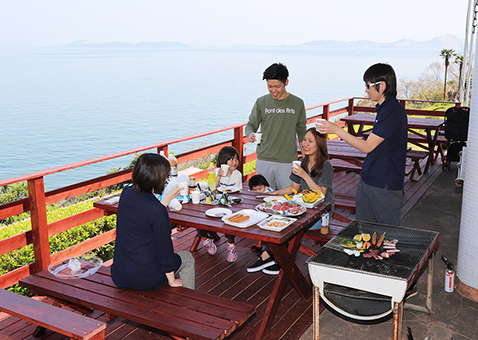 瀬戸内を眼下に食事を楽しめるバーベキューデッキ