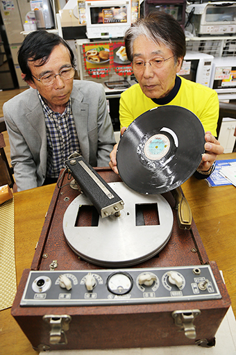 収録に使われたＳＰレコード製造機と和田安弘さん(右)