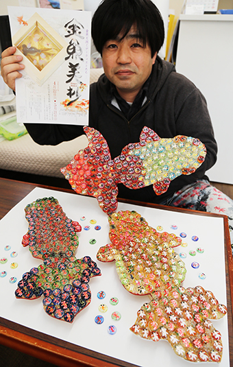 千崎輝幸さんと作品「百万石の金影」の一部