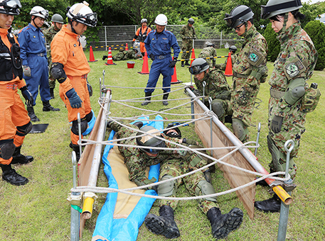 陸上自衛隊と実施した救助活動訓練