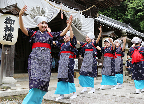 下津井の民謡と民舞のグループが出演した「北前船寄港地　坂越浦民謡祭り」