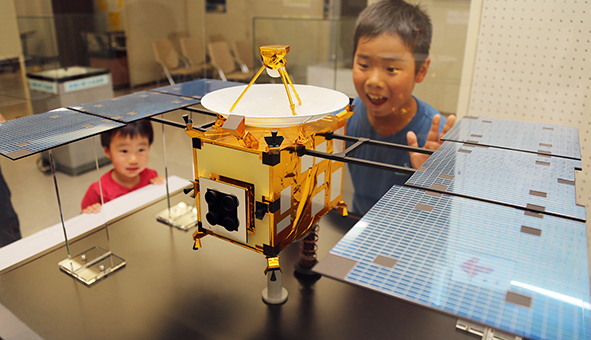 子どもたちの目を引いている小惑星探査機「はやぶさ」の模型