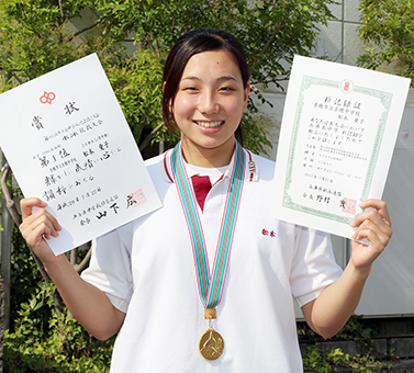 県中学新記録で女子５０メートル自由形２連覇を飾った舩本愛子さん