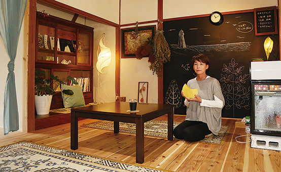 改修した空き家で工房と喫茶・宿泊スペースを開いた濱坂幸代さん