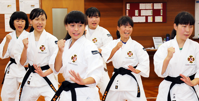 全国大会に向けて稽古に励む赤穂スポーツ少年団の女子拳士