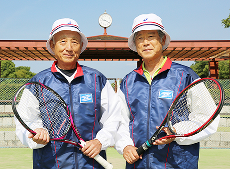 「ねんりんピック」テニス競技に初出場する西岡聖さん(左)と丸山克彦さんペア
