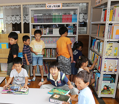 久保良道さんから寄贈された絵本で新たに設けられた原小学校の「くぼっち文庫」