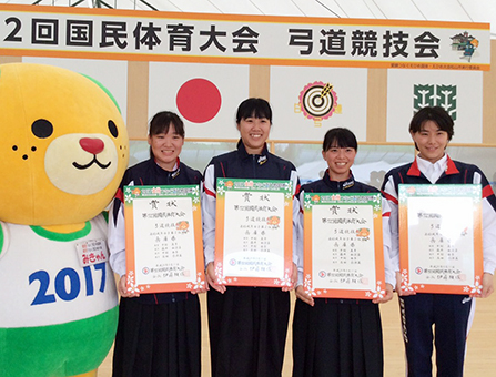 国体弓道成年女子遠的競技で準優勝した兵庫県チーム＝右から３人目が中村由季さん