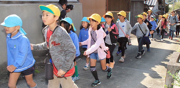 幼小中合同の津波避難訓練で駆け足で避難する子どもたち