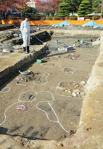 赤穂藩校「博文館」跡の遺構が見つかった「鶴の丸公園」の発掘調査現場