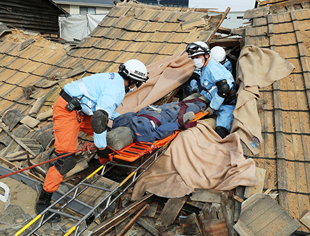 解体中の市営住宅を地震で倒壊した建物に見立てて実施した災害救助訓練