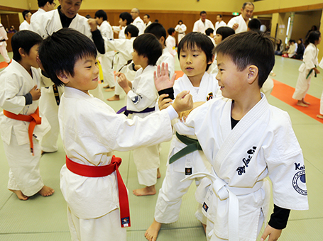 初めて開催された武道交流会。異なる競技団体の子どもたちが互いに技を教え合う場面も