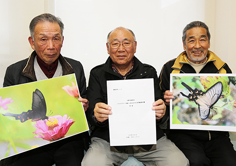 ジャコウアゲハの羽化について調査報告書を刊行した＝左から＝尼子さん、木村さん、山下さん