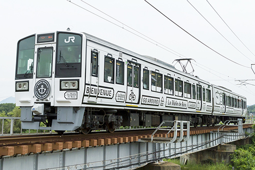 赤穂線に初めて乗り入れる観光列車「ラ・マル・ド・ボァ」＝ＪＲ西日本提供