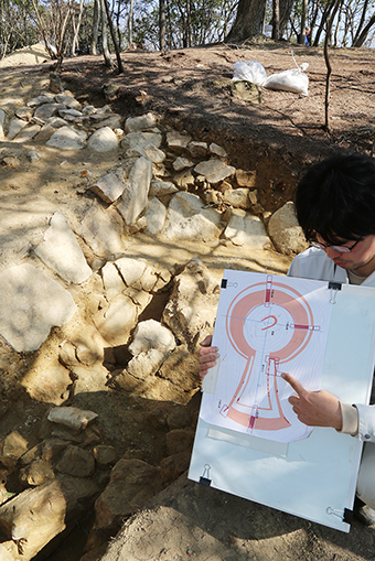 赤穂市内で初めて前方後円墳と確認された放亀山１号墳の発掘調査現場