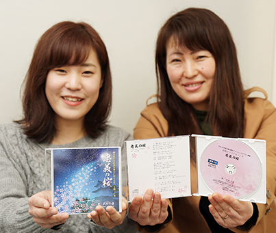 オリジナル曲「忠義の桜」を発表した山田美和子さん(右)と武田千優さん