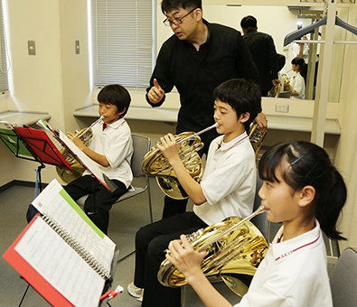 山形交響楽団の団員から演奏技術を教わる中学生