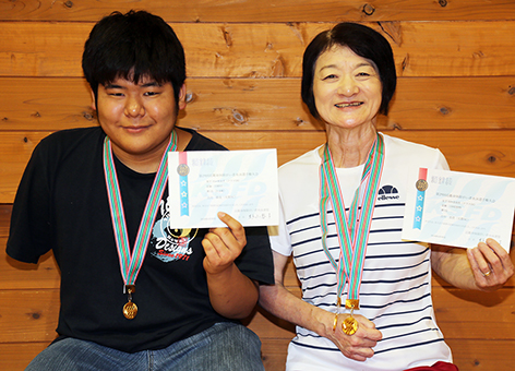 近畿大会で優勝し、日本選手権への出場も決めた古川修哉さん(左)と吉川真澄さん