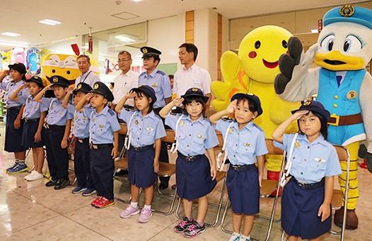 子ども用制服を着て「キッズ交通保安官」としてキャンペーンに参加した児童たち
