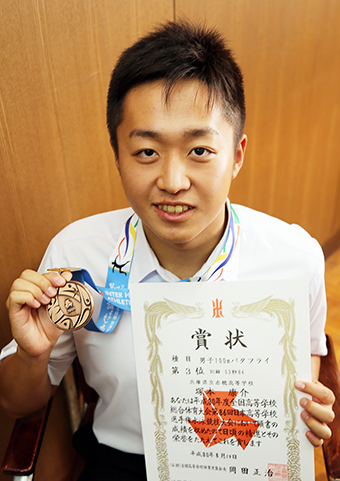 男子１００メートルバタフライでインターハイ３位入賞した赤穂高３年の塚本康介君