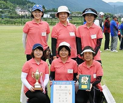 福井国体グラウンドゴルフ団体戦の優勝メンバー＝元塩グラウンドゴルフ同好会提供