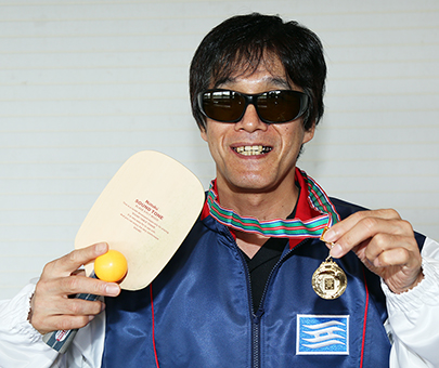 県大会優勝の金メダルを手に全国大会への意気込みをみせる目木伸幸さん