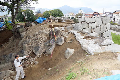 崩落した石垣が出土した東櫓台の発掘現場