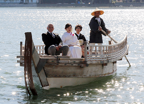 海面きらめく坂越浦を和船で輿入れした「坂越の嫁入り」