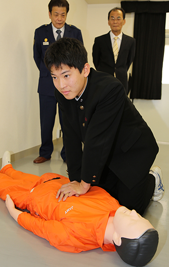 心臓マッサージした場面を再現する延原君