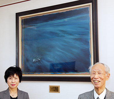 田中繁雄さん(右)から贈られた作品「青」