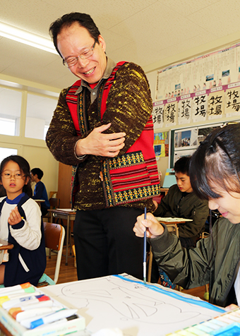 生まれ故郷の坂越小学校を訪れた後藤仁さん