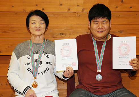 日本パラ水泳選手権で大会新記録で金メダルの吉川真澄さんと銀メダルの古川修哉さん