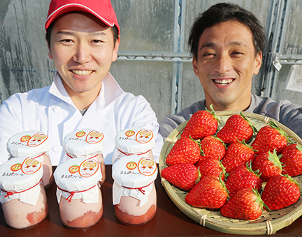 「イチゴプリンをぜひ味わって」と笑顔の丸尾友明さん(右)と石野剛史さん