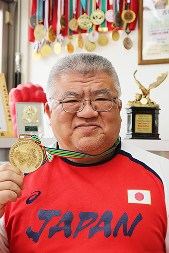 ベンチプレス世界マスターズで通算５個目の金メダルを世界新で獲得した古城資久さん