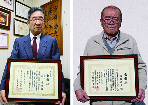 暴力追放栄誉銅章を授与された関孝行さん(左)と兵庫県警察本部長表彰を受けた矢野寿文さん