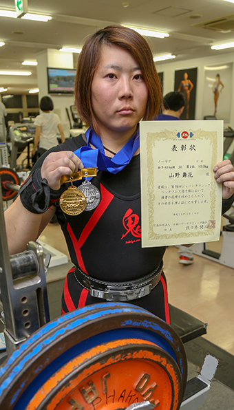 ベンチプレス女子６３キロ級でジュニア日本新記録で優勝した山野舞花さん