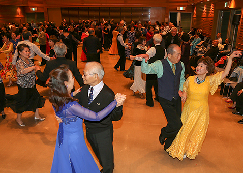 約２００人が参加した新春ダンスパーティー