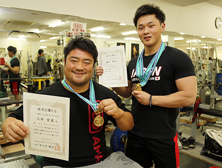 パワーリフティングのジャパンクラシック選手権で初優勝した久井宏真さん(左)と藤井優弥さん