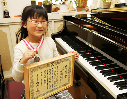 ピアノの全国コンペで金賞を獲得し、「ゆずりは賞」を授与された馬場未宙さん